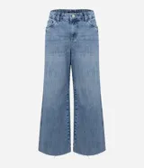 Pantalón de jean celeste, modelo recto cropped, tiro alto, con trabillas en la cintura, cierre con botón y cremallera, bolsillos delanteros y traseros, y terminación deshilachada.