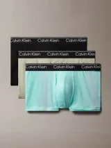 Pack de 3 bóxers Calvin Klein de microfibra elástica en colores negro, gris y celeste con cintura elástica con logo de la marca.