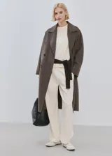 Jersey de piqué color beige, de corte recto con cuello redondo y manga larga.