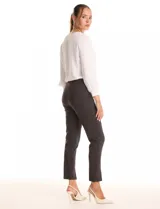 Pantalón de corte cigarette, tiro alto, color verde oscuro con estampado cuadrillé. Presenta ruedo con tajo en los tobillos.