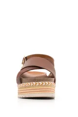 Sandalias de cuero color marrón con plataforma de yute y suela de goma.