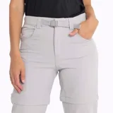 Pantalón de trekking desmontable color gris, convertible en short. Presenta cintura con cinturón ajustable, bolsillos laterales y cierre en las piernas para su transformación.