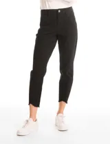 Pantalón de corte crop, color gris, con diseño de cinco bolsillos, cierre frontal con botón y ruedo irregular con terminación desflecada.
