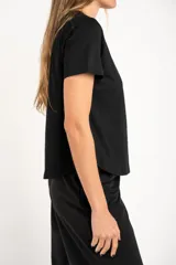 Remera negra de algodón peinado, corte recto y mangas cortas.