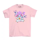 Remera de algodón color rosa con estampa frontal ilustrada que presenta un gato de la suerte sobre nubes, rodeado de grullas, estrellas y un arcoíris.