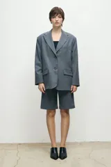 Bermuda gris de corte sastrero.