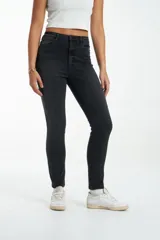Pantalón de jean negro de tiro alto, corte ajustado y largo al tobillo.