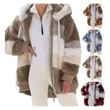 Campera peluda de mujer marca United Uy, con capucha y cierre frontal de cremallera. Presenta diseño de rayas horizontales en bloques de colores blanco, gris, beige y negro, con textura de piel sintética y puños elásticos.
