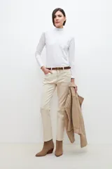 Remera de manga larga color blanco, con cuello alto con volados.