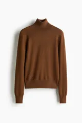 Polera de punto fino suave en color marrón, con cuello alto, mangas largas y diseño de canalé en cuello, puños y dobladillo.
