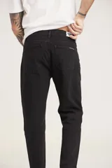 Pantalón de jean negro de corte recto.