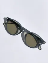 Lentes de sol Osten modelo Ibiza, con marco redondo de acabado mate en color gris oscuro y cristales polarizados con protección UV 400.