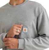 Remera de manga larga con textura tipo waffle, color gris, con cuello redondo y bolsillo frontal en el pecho que incluye un pequeño parche con logo.