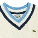 Sweater de tejido de punto trenzado color crema, con cuello en V y rayas azul marino y celeste. Logo de la marca bordado en el pecho.