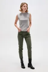 Remera Curea de lyocell en color blanco, al cuerpo, con cuello alto y diseño sin mangas.