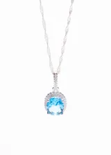 Collar de plata 925 con cadena de eslabones retorcidos y dije ovalado con piedra central color turquesa rodeada de zirconias brillantes.