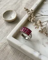 Anillo de plata 925 con doble hilera de piedras naturales de rubí en tono fucsia con corte cuadrado.