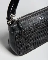 Bandolera negra de cuero sintético con cuerpo texturizado estilo red y detalle de logo plateado de la marca en el frente. Cuenta con asa corta de mano y correa larga ajustable.