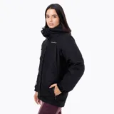 Campera impermeable Merrell de corte técnico, color negro, con capucha ajustable, cierre frontal waterproof, bolsillos laterales con solapa y ventilación bajo las axilas.