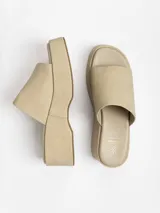 Sandalia plataforma de diseño minimalista con una sola tira ancha en el empeine y suela corrida.