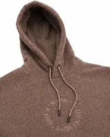 Buzo hoodie de micropolar color marrón, con capucha ajustable mediante cordones y logo grabado en el pecho.