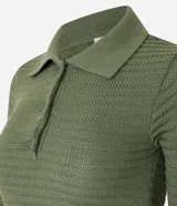 Blusa de punto texturizado color verde militar, con cuello polo, cierre frontal de tres botones y mangas cortas.