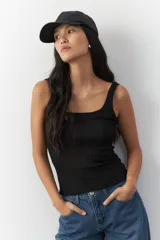 Top sin mangas negro, de corte ajustado al cuerpo, con escote cuadrado y tejido tramado acanalado.