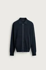 Chaqueta regular fit de punto de algodón color azul marino, con cuello solapa, manga larga y cierre frontal con cremallera. Cuenta con bolsillos de vivo en la cadera y acabados en rib.