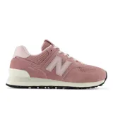 Championes urbanos New Balance modelo 574, color rosado, confeccionados en gamuza y malla, con logo N característico en los laterales y entresuela ENCAP.