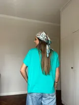 Blusa verde con cuello en V y mangas cortas.