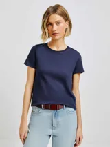 Remera verde claro de algodón, de corte clásico y mangas cortas.