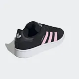 Championes Adidas Campus 00s negros con las tres tiras laterales en rosa pastel y suela blanca.