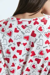 Camisón de algodón con estampado de corazones rojos y frases románticas sobre fondo blanco, de corte holgado y manga corta.