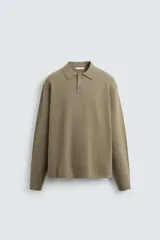 Polo de punto de corte regular, confeccionado en tejido con viscosa de tacto suave. Presenta cuello solapa con cierre frontal de botones, manga larga y bajo con aberturas laterales.