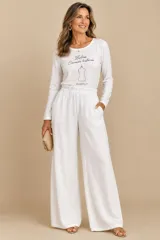Pantalón de lino blanco, de corte ancho y relajado, con cintura elastizada y bolsillos laterales.