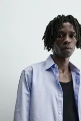 Camisa slim fit de algodón color celeste, con cuello italiano y manga larga con puños abotonados. Cierre frontal de botonadura.