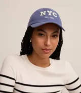 Gorra azul de sarga de algodón, con visera curva y estampa bordada de las letras NYC y la leyenda 'Est. 1992' en blanco.