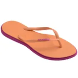 Ojotas Havaianas modelo Slim Point, con base color violeta claro y borde lateral en tono rojizo. Presentan tiras finas con textura y logo de la marca en relieve.