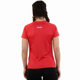 Remera deportiva Diadora para mujer, color rojo, con cuello en V y manga corta. Presenta un pequeño logo reflectante en el pecho.