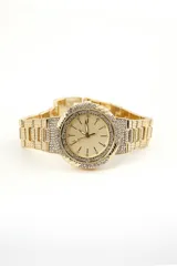 Reloj dorado con correa de eslabones y esfera con incrustaciones de strass.