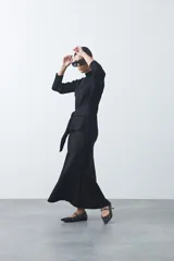 Falda midi tejida de silueta evasé, con diseño minimalista y caída fluida.