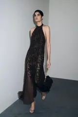 Vestido largo de fiesta color marrón con lentejuelas, cuello halter y espalda descubierta. Cierre con botones en el cuello.