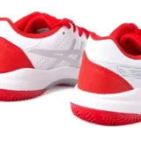 Championes Asics Gel-Game 7 Clay/OC de mujer, color blanco con detalles en rojo y plateado. Diseñados para jugar al tenis sobre tierra batida.
