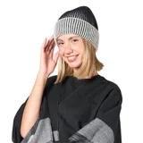 Gorro tipo beanie de punto, con diseño bicolor en negro y blanco, presentando un patrón de rayas verticales en el borde doblado.