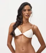 Top de bikini triángulo fijo blanco con ribetes en tono tostado y breteles trenzados en contraste.