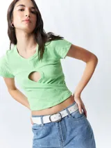 Remera de manga corta color verde lima, ajustada al cuerpo, con un corte cruzado en la parte inferior y un recorte en forma de corazón en el centro del pecho.