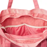 Bolso tote color rosa de tela tipo paracaídas, con doble asa de hombro.