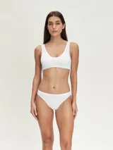 Top deportivo blanco de breteles anchos y escote redondo.