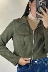 Chaqueta corta de gamuza en color verde militar, con cierre frontal metálico, cuello camisero y dos bolsillos frontales con tapa.