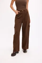 Pantalón estilo cargo de corte recto, con bolsillos laterales tipo cargo y diseño funcional.